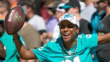 Miko Grimes con un bal&oacute;n entregado por su marido en el partido contra los Jaguars.