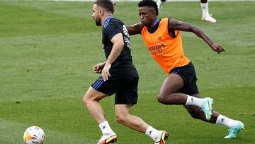 Vinicius y Carvajal disputan un bal&oacute;n en el entrenamiento del Madrid en el Bernab&eacute;u.