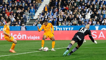 0-1. Error de Adri Altimira, en la salida del baln en su propia rea, ante la presin de Jude Bellingham. El cuero le llega a Vinicius, asiste a Kylian Mbapp, que libre de marca en el segundo palo, anota a placer en el minuto 42 de partido.