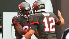 Antonio Brown y Tom Brady celebran un touchdown de los Tampa Bay Buccaneers ante los Atlanta Falcons en el Raymond James Stadium de Tampa, Florida.