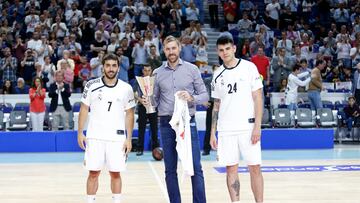 Tres argentinos. Facundo Campazzo y Gabriel Deck, en el homenaje a Chapu Nocioni en el WiZink Center en mayo de 2019.