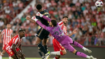 1-2. Centro de Toni Kroos al ¨¢rea y Jude Bellingham, viniendo desde atr¨¢s, salta y remata de cabeza superando a Maximiniano.