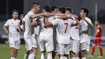 Jugadores de la Sub-21 celebran uno de los goles contra Malta.