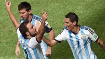 Higuaín celebra el gol con Di María y Messi.