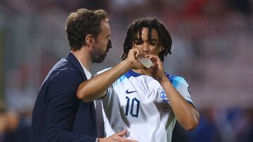 Gareth Southgate, seleccionador de Inglaterra, da instrucciones a Trent Alexander-Arnold durante un partido.