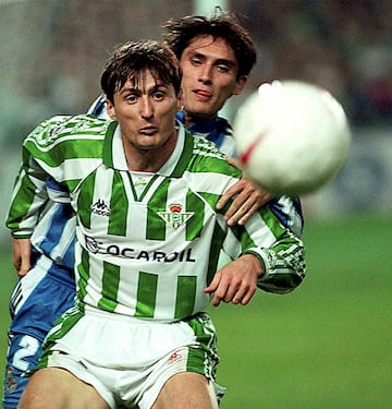 En junio de 1995 fichó por el Betis. Jugó 3 temporadas, un total de 98 partidos anotando 20 goles