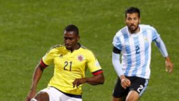 Jackson intenta controlar un balón ante la presencia de Garay. El delantero poco pudo hacer porque Colombia apenas generó juego ofensivo.