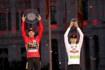 Primoz Roglic se quedó con el título en La Vuelta a España. El podio lo completó Alejandro Valverde y Tadej Pogacar. Superman López se llevó el premio de Supercombativo de la carrera y el Movistar Team de Nairo fue el mejor equipo. 