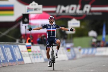 Al principio de 2020, el golpe de pedal de Julian Alaphilippe no parecía el mismo, aquel que le llevó a firmar un Tour sensacional en 2019. Pero la clase del francés es superlativa y pronto empezó a darle la vuelta a la situación a base de victorias. Ganó la segunda etapa de la Grande Boucle y, con confianza, afrontó unos Mundiales en los que partía entre los favoritos. Era su gran oportunidad, el recorrido le era favorable y Loulou lo sabía. No falló. Atacó en la última ascensión y cruzó triunfante la línea de meta en Imola para enfundarse su primer arcoíris a los 28 años. Después llegaron los momentos esperpénticos, como la maniobra ilegal que le costó el triunfo a Hirschi en Lieja y le acarreó una sanción, o como la brutal caída sufrida en Flandes al chocar contra una moto cuando se jugaba la victoria con Van Aert y Van der Poel. Para lo bueno y lo malo, Julian es puro espectáculo.