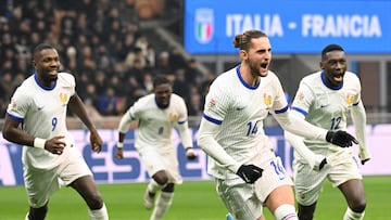 Milan (Italy), 16/11/2024.- France'Äôs midfielder Adrien Rabiot (C) celebrates after scoring the opening goal during the UEFA Nations League soccer match between Italy and France at the Giuseppe Meazza stadium in Milan, Italy, 17 November 2024. (Francia, Italia) EFE/EPA/DANIEL DAL ZENNARO