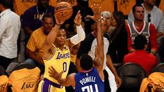 Los Angeles (United States), 21/10/2022.- Los Angeles Lakers guard Russell Westbrook (L) in action against LA Clippers guard Norman Powell during the first quarter of the NBA game between the Los Angeles Lakers and the Los Angeles Clippers at Crypto.com Arena, in Los Angeles, California, 20 October 2022. (Baloncesto, Estados Unidos) EFE/EPA/ETIENNE LAURENT SHUTTERSTOCK OUT
