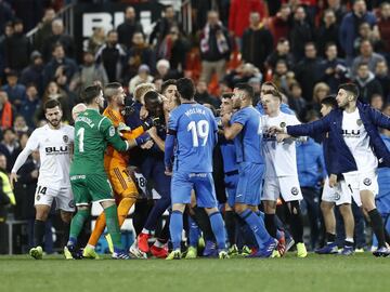 Los jugadores del Valencia y Getafe acabaron enzardados al final del encuentro.