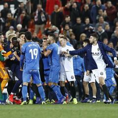 La lamentable tángana al final del partido en imágenes