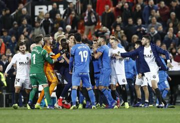 Los jugadores del Valencia y Getafe acabaron enzardados al final del encuentro.