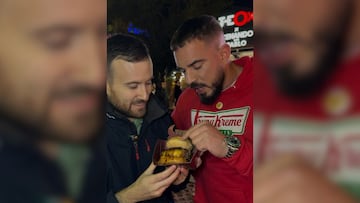 Prueba la hamburguesa de ‘Cenando con Pablo’ en la Champions Burger y dicta sentencia: “Me va a dar envidia”