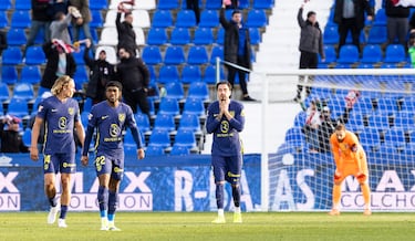 Los jugadores del Atlético de Madrid tras el 3-0 de Nobel Mendy. 