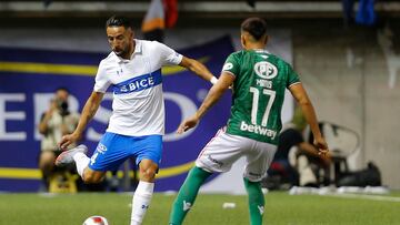 Futbol, Audax Italiano vs Universidad Catolica.
Fecha 5, campeonato Nacional 2023.
El jugador de Universidad Catolica Mauricio Isla , izquierda , juega el balón contra Audax Italiano durante el partido de primera division realizado en el estadio La Florida en Santiago, Chile.
18/02/2023
Marcelo Hernandez/Photosport

Football, Audax Italiano vs Universidad Catolica.
5nd turn, 2023 National Championship.
Universidad Catolica's player Mauricio Isla, left, play the ball against Audax Italiano during the first division match at the La Florida stadium in Santiago, Chile.
18/02/2023
Marcelo Hernandez/Photosport