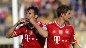 Pizarro y M&uuml;ller celebran el primer gol del Bayern.