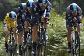 El equipo Sky con el líder del Tour Chris Froome (maillot amarillo).