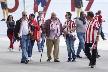 Desde las 10:00 de la mañana los aficionados atléticos celebran el estreno del nuevo estadio rojiblanco Wanda Metropolitano en los alrededores del estadio.