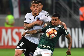 Carlos Carmona (L) of Chile's Colo-Colo, vies for the ball with Dudu of Brazil's Palmeiras, during their 2018 Copa Libertadores football match held at Allianz Parque stadium, in Sao Paulo, Brazil, on October 3, 2018. (Photo by NELSON ALMEIDA / AFP)