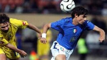 <b>NULO EN ATAQUE</b> Filippo Inzaghi se mostró desacertado de cara al gol, al igual que el resto del combinado italiano.