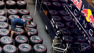 Mecánicos de Red Bull inspeccionan los neumáticos del GP Italia 2016.
