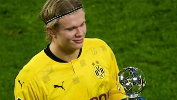 Haaland con el trofeo de Mejor Jugador del Partido, ayer tras el partido ante el Sevilla. 