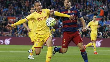Igor Lichnovsy pelea un balón con Luis Suárez.