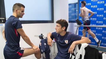 Vesga, sentado, con Aketxe.