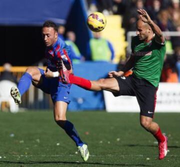 El jugador del Levante Jordi Xumetra, y Mikel Rico, del Athletic de Bilbao, disputan el balón durante el partido de la vigésimo primera jornada de la Liga BBVA que ambos equipos disputaron hoy en el estadio Ciudad de Valencia.