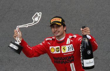 Cualquier piloto que quiera formar parte de la historia de la F1 tiene como ltima meta ganar con Ferrari. La escudera ms legendaria y exitosa del Mundial ha sido siempre un objetivo inalcanzable de una larga lista, donde no se encontrar Sainz. Con su llegada al equipo, el madrile?o llev por tercera vez en la historia la bandera espa?ola a la sede de Maranello y recogi el testigo de un Fer-nando Alonso que dej pendiente devolver a la Scuderia a lo ms alto del Gran Circo, siendo este el objetivo de un Carlos que solo necesit seis temporadas junto a monoplazas discretos para des-tacar y ganarse la confianza plena de los italianos.