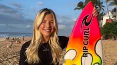 Erin Brooks con su tabla de surf