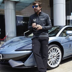 Alonso 'invita' a dos fans a acompañarle a la Indy 500