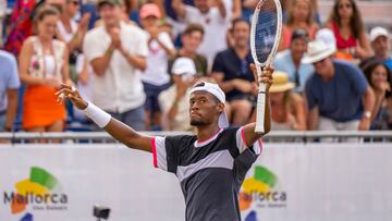 PALMA DE MALLORCA (ISLAS BALEARES) 30/06/2023.- El tenista estadounidense Christopher Eubanks celebra su victoria ante el sudafricano Lloyd Harris en el partido de semifinales del Abierto de Mallorca que se celebra este viernes en la capital balear. EFE/ATIENZA.