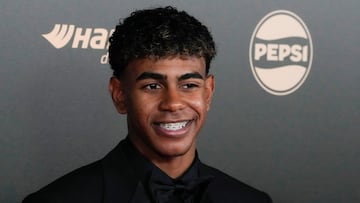 El delantero español del Barcelona Lamine Yamal posa a su llegada a la ceremonia de entrega del Balón de Oro 2024.