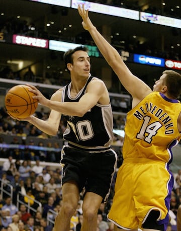 El jugador argentino debutó con victoria (87-81) con los San Antonio Spurs el 29 de octubre de 2002 frente a Los Angeles Lakers. Anotó siete puntos y dio tres asistencias.