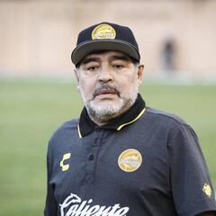 Maradona siembra dudas sobre su estado al bajar del autobús