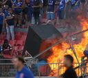 Caos en la Libertadores: hinchas de la 'U' incedian la grada durante el partido