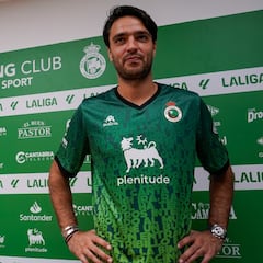 Grenier no cuelga las botas, pero coge el micrófono