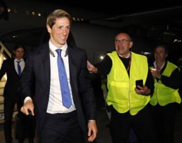 Fernando Torres rodeado de empleados del aeropuerto Adolfo Suárez de Madrid.