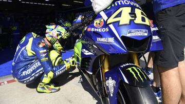 Valentino Rossi junto a la Yamaha de 2017.