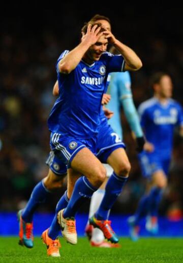 Branislav Ivanovic celebra el 0-1.