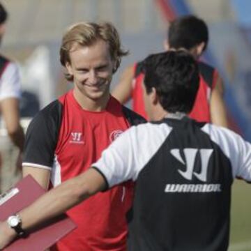 Emery charla con Rakitic durante un entrenamiento del Sevilla.