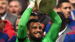 Manchester United&#039;s Argentinian goalkeeper Sergio Romero  poses with the trophy after during the UEFA Europa League final football match Ajax Amsterdam v Manchester United on May 24, 2017 at the Friends Arena in Solna outside Stockholm. / AFP PHOTO / Paul ELLIS