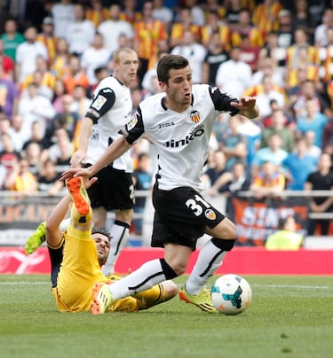 Acción de Gayà en el partido de su debut en Primera. Fue el 27 de abril de 2014 contra el Atlético de Madrid.