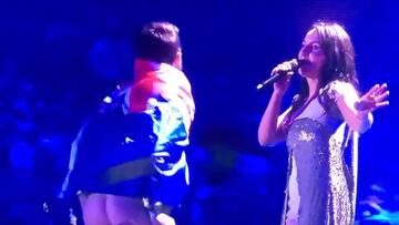 Un espont&aacute;neo realiza un calvo durante la actuaci&oacute;n de Jamala en Eurovisi&oacute;n 2017.