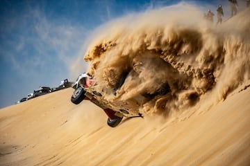 El piloto español Fernando Alonso sufrió un accidente en la décima etapa del Rally Dakar 2020. Llegó a la duna algo pasado de velocidad y por ello acabó cayendo dando dos vueltas de campana.