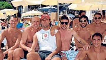 <b>EN IBIZA. </b>Juanito, Casquero, 'Labi Champions', Kiko, Portillo, Albelda, Joaquin y Campano, juntos de vacaciones en la playa.