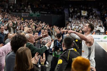 Hezonja desata la locura de los 9.182 espectadores que asisteron al partido en el Movistar Arena.